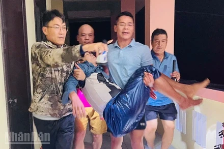 Cán bộ phường Hóa Châu đưa nạn nhân về Trụ sở văn phòng Đảng ủy để sơ cứu.