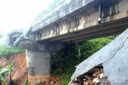 Dầm cầu cạn bị xô lệch khỏi trụ T1.