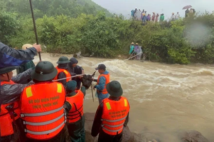 Cán bộ chiến sĩ đồn biên phòng chuyển thực phẩm cho người dân bị chia cắt.