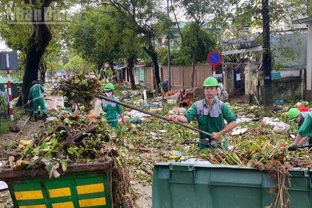 Nước lũ rút để lại một lượng rác thải khổng lồ.