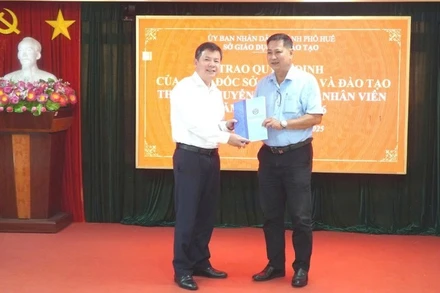 Ông Nguyễn Tân, Giám đốc sở Giáo dục và Đào tạo thành phố trao quyết định cho các giáo viên được điều tiết, thuyên chuyển.