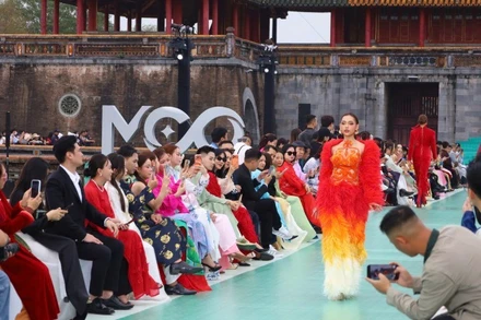 72 thí sinh tham gia cuộc thi sắc đẹp Miss Cosmo 2025 chiều nay đã sải bước trước Ngọ Môn Đại Nội Huế.