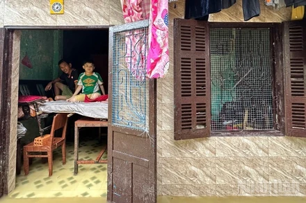 Ngập lụt đang làm đảo lộn cuộc sống của hàng chục nghìn người dân ở Huế.