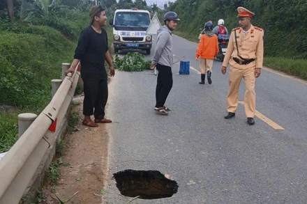 Hố sụt nằm bên phía gần khe, suối.