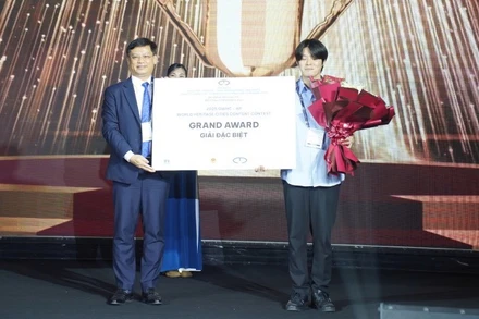 Ông Nguyễn Thanh Bình, Phó Chủ tịch Ủy ban nhân dân thành phố Huế trao giải thưởng lớn của cuộc thi sáng tạo nội dung về các thành phố di sản thế giới thuộc khuôn khổ sự kiện. 