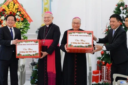 Thay mặt Đảng, Nhà nước, Phó Thủ tướng chính phủ Hồ Quốc Dũng tặng quà chúc mừng giáng sinh đến Đức Tổng Giám mục, Tổng Giáo phận Huế .