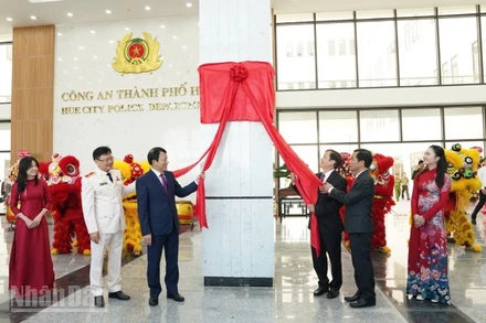 Đại tướng Lương Tam Quang, Ủy viên Bộ Chính trị, Bí thư Đảng ủy Công an Trung ương, Bộ trưởng Công an dự và thực hiện nghi thức gắn biển.