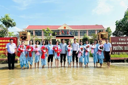 Cán bộ phường Hóa Châu, thành phố Huế đón ngày Phụ nữ Việt Nam tại trụ sở ngập nước.