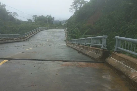 Điểm hư hỏng trên mặt cầu cạn ở Km396+050 đường Hồ Chí Minh nhánh tây.