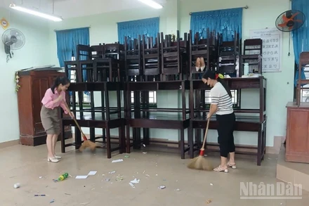 Giáo viên phường Hóa Châu vệ sinh, chủ động kê cao, bảo vệ trang thiết bị dạy, học trước mưa bão.