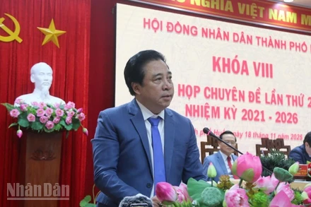 Đồng chí Nguyễn Khắc Toàn, Chủ tịch Ủy ban nhân dân thành phố Huế nhiệm kỳ 2021-2026 phát biểu nhận nhiệm vụ.