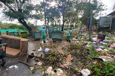 Đợt mưa lớn kéo dài trong ba ngày từ 27-30/10 đã làm thành phố Huế ngập lụt diện rộng. Khi nước rút đã để lại một lượng rác khổng lồ. 