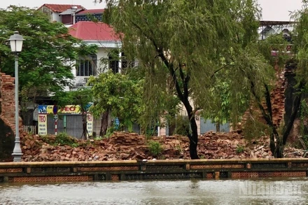 Đoạn tường thành bị đổ nên từ Đại Nội có thể nhìn thấy dãy nhà bên đường Đặng Thái Thân. 