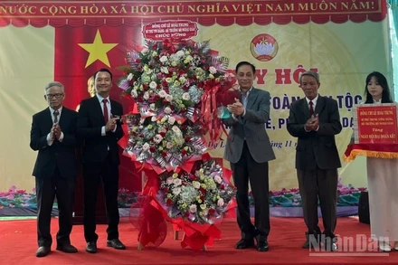 Đồng chí Lê Hoài Trung, Bí thư Trung ương Đảng tặng hoa, quà cho đại diện tổ dân phố Dạ Lê Chánh. 