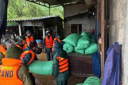 Lực lượng tại chỗ đang khẩn trương ứng cứu người và tài sản. (Ảnh: Công an cung cấp)