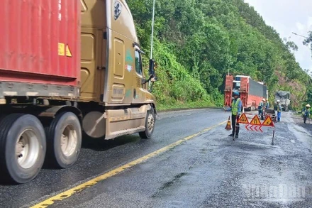 Đơn vị bảo trì đã cử lực lượng phân luồng, sửa chữa các điểm hư hỏng.