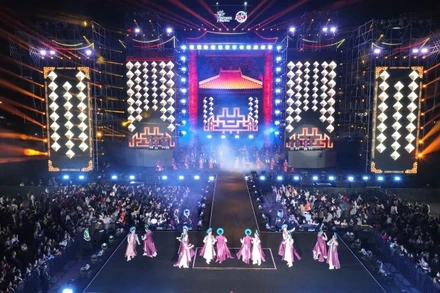 Lễ bế mạc Năm Du lịch quốc gia–Huế 2025 đã thu hút hàng ngàn người dân và du khách tham dự.