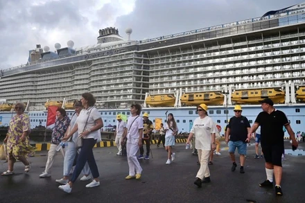 Du khách tàu Ovation of the Seas xuống cảng Chân Mây bắt đầu chương trình thăm Huế (Ảnh: Sở Du lịch Huế cung cấp)