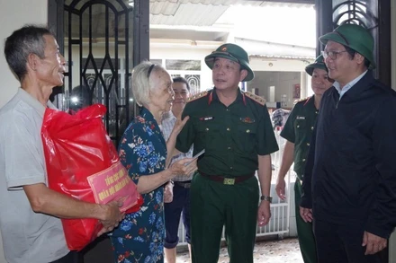 Thượng tướng Trương Thiên Tô, Phó Chủ nhiệm Tổng cục Chính trị thăm, động viên và tặng quà người dân bị ảnh hưởng mưa lũ tại thành phố Huế.