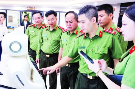 Cán bộ, chiến sĩ Công an Hà Nội tham quan mô hình Trợ lý ảo Chatbot AI và Tổng đài viên AI.