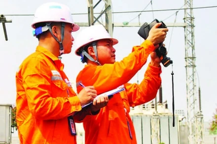 Công ty Điện lực Thái Nguyên sử dụng camera nhiệt kiểm tra, sớm phát hiện các điểm phát nhiệt bất thường tại đường dây, trạm biến áp để kịp thời xử lý nguy cơ sự cố.