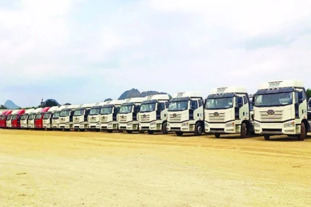 Ô-tô nhập khẩu qua Cửa khẩu quốc tế Tà Lùng, xã Phục Hòa.