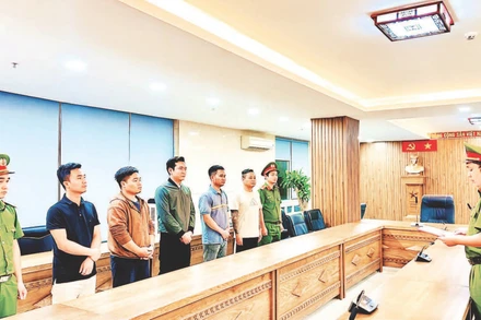 5 đối tượng vừa bị khởi tố liên quan đến chi tiền tỷ để “chạy án”.