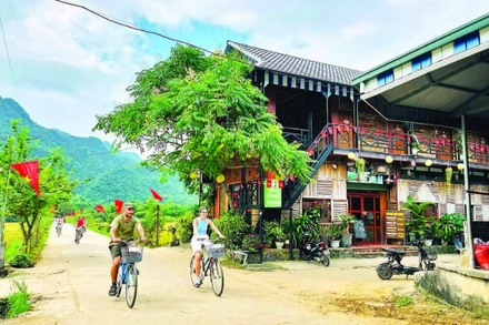 Du khách Tây rất thích thú với du lịch trải nghiệm tại bản Lác.