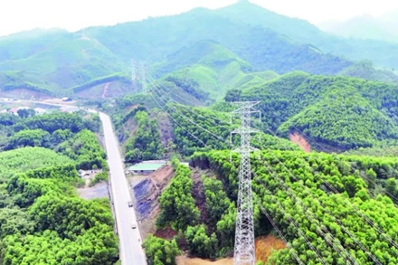 Nhờ sự vào cuộc tích cực của chính quyền các cấp và sự đồng tình, ủng hộ của người dân trong công tác giải phóng mặt bằng, dự án đường dây 220 kV Nghĩa Lộ-Việt Trì qua tỉnh Phú Thọ đã cơ bản hoàn thành.