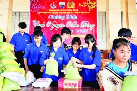 Những phần quà Tết giá trị vật chất không lớn nhưng là nguồn động viên lớn đối với đồng bào còn đang khó khăn.