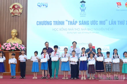 Lãnh đạo tỉnh Quảng Ngãi và đại diện Quỹ Học bổng Thắp sáng ước mơ trao học bổng cho các học sinh có hoàn cảnh khó khăn, vượt khó học giỏi ở Quảng Ngãi.