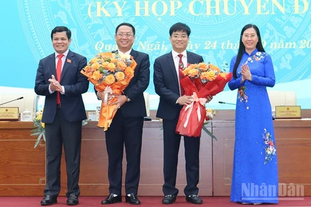 Lãnh đạo tỉnh Quảng Ngãi tặng hoa chúc mừng đồng chí Nguyễn Công Hoàng và Đỗ Tâm Hiển được Hội đồng nhân dân tỉnh Quảng Ngãi bầu giữ chức Phó Chủ tịch Ủy ban nhân dân tỉnh Quảng Ngãi nhiệm kỳ 2021-2026. 