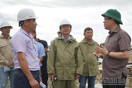 Chủ tịch Ủy ban nhân dân tỉnh Quảng Ngãi Nguyễn Hoàng Giang kiểm tra hiện trường thi công dự án nâng cấp, mở rộng khu neo đậu tránh trú bão kết hợp cảng cá Tịnh Hòa.