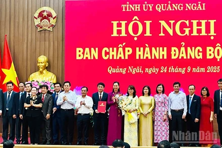 Lãnh đạo tỉnh Quảng Ngãi trao Quyết định của Ban Bí thư và tặng hoa chúc mừng tập thể Ủy ban Kiểm tra Tỉnh ủy Quảng Ngãi nhiệm kỳ 2025-2030.
