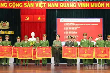 Thượng tướng Lê Văn Tuyến, Thứ trưởng Công an trao Cờ thi đua của Bộ Công an tặng cho các tập thể thuộc Công an tỉnh Quảng Ngãi có thành tích xuất sắc trong phong trào thi đua “Vì an ninh Tổ quốc” năm 2025.