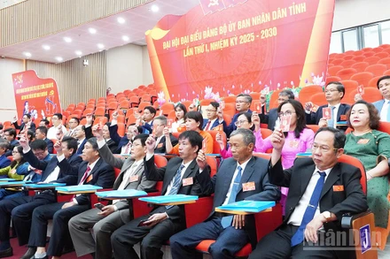 Đại biểu dự Đại hội Đảng bộ Ủy ban nhân dân tỉnh Quảng Ngãi lần thứ nhất, nhiệm kỳ 2025-2030 biểu quyết thông qua Nghị quyết Đại hội. 