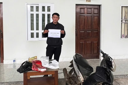 Đối tượng Hà Văn Thơ và tang vật thu giữ. (Ảnh: Ban Chỉ huy Bộ đội biên phòng tỉnh Quảng Ngãi cung cấp)