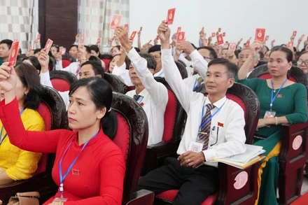 Các đại biểu thông qua nghị quyết đại hội.