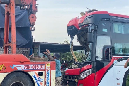 Đầu xe khách biến dạng sau va chạm.