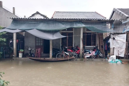 Nước các sông ở mức trên dưới báo động 2 với người Huế thì chưa phải lụt lớn, nhưng khá bất ngờ vì xảy ra giữa mùa hè.