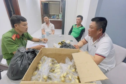 Cơ quan Công an lấy lời khai các đối tượng.