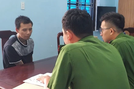 Công an phường An Cựu lấy lời khai đối tượng Nguyễn Hoàng Huy.