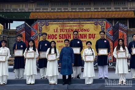 384 học sinh tiêu biểu ở Huế được vinh danh "Học sinh tiêu biểu toàn trường".