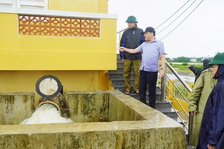 Phó chủ tịch UBND thành phố Huế Hoàng Hải Minh kiểm tra, chỉ đạo đấu úng.