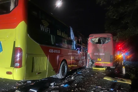 Hiện trường vụ tai nạn liên hoàn giữa ba xe khách trên đường tránh Huế tối 6/6/2025.