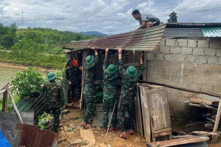 Bộ đội giúp người dân A Lưới 3 sửa nhà tốc mái ngày 22/7.