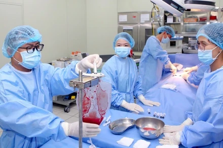 Các y, bác sĩ Bệnh viện Trung ương Huế thực hiện ca ghép.