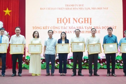 Dịp này, nhiều tập thể, cá nhân có thành tích xuất sắc được Ủy ban nhân dân thành phố khen thưởng.