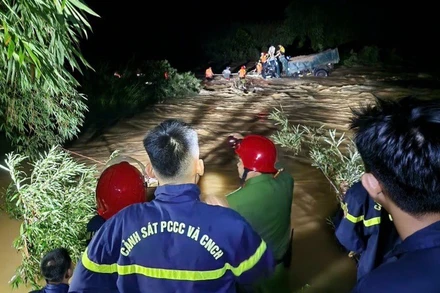 Công an và người dân địa phương dùng dây, áo phao, căng dây vượt suối để tiếp cận hiện trường.