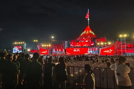 Hàng nghìn người dân đã đến rất sớm để xem Chương trình chính luận nghệ thuật “Dưới cờ vinh quang”.